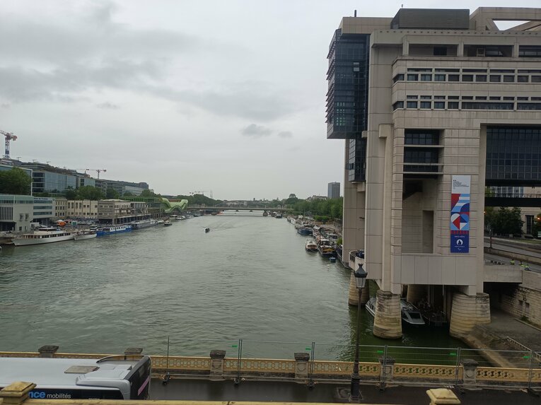 開会式直前のベルシー橋付近　©Yuji Hirooka