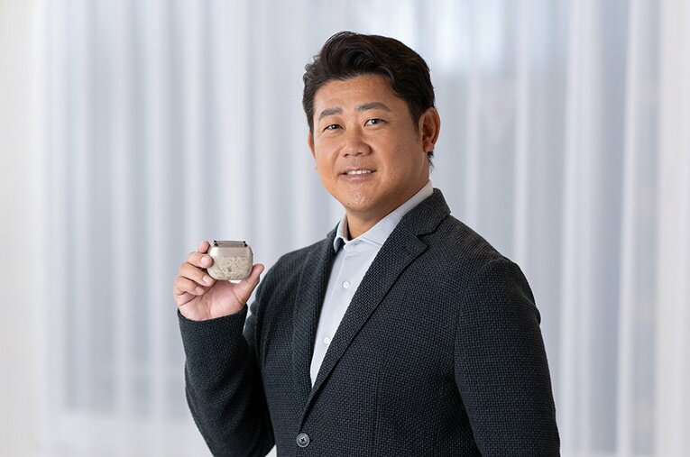 松坂大輔と手のひらサイズのラムダッシュパームイン ／ photograph by Shiro Miyake