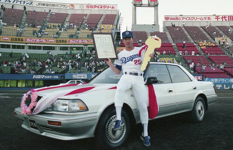 1989年、移籍1年目にリーグ最多タイの20勝を挙げた西本聖。その年に中日で一番活躍した選手に贈られるドラゴンズクラウン賞に選ばれた　©Sankei Shimbun