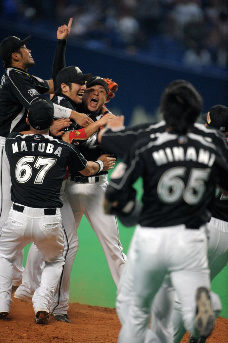 西岡剛、伊藤義弘（2010年日本シリーズ）©︎Naoya Sanuki