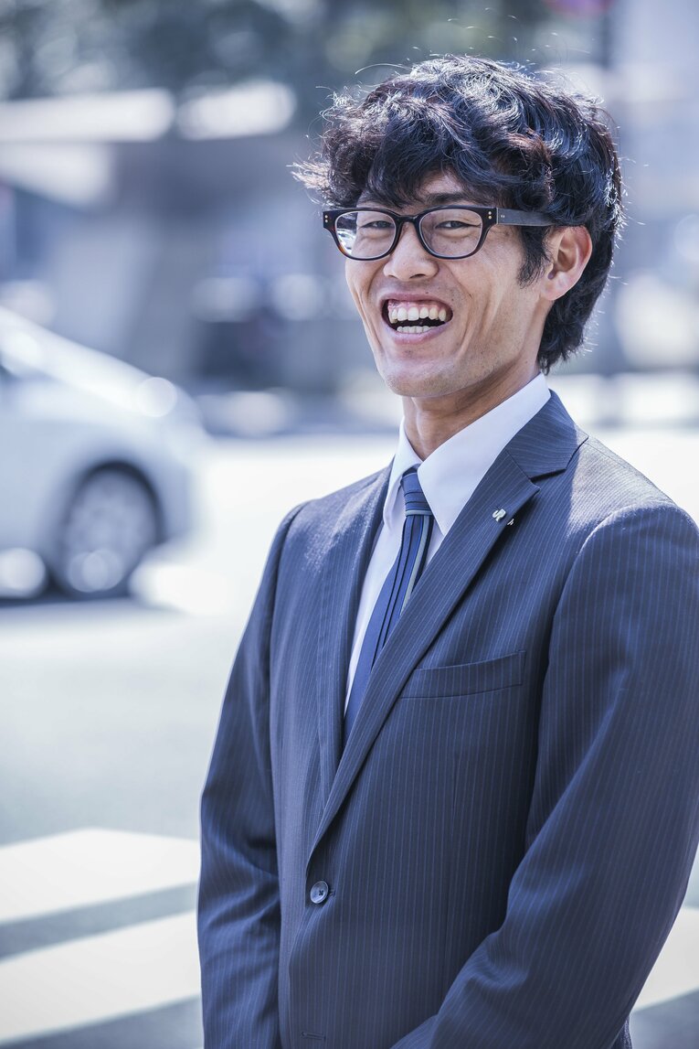 思い出の「寺田交差点」でニッコリ　©Shiro Miyake