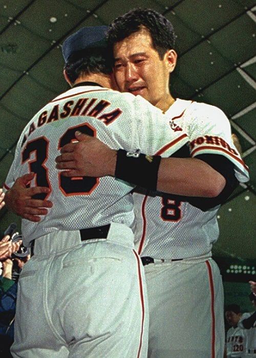 1995年シーズンで引退した原と抱き合う長嶋監督