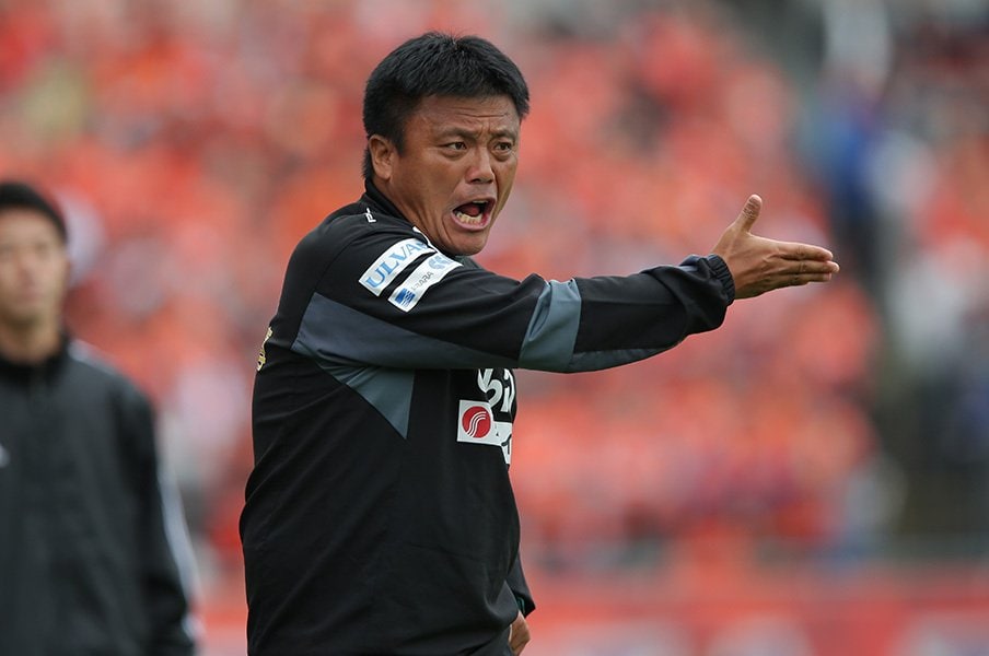 曹監督に甘えた選手たちの依存心。湘南、降格の陰に「いい練習」問題。<Number Web> photograph by J.LEAGUE PHOTOS