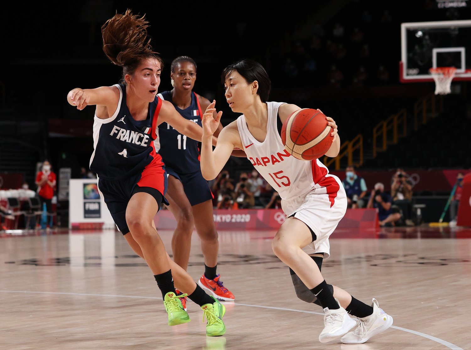 準決勝フランス戦での本橋菜子（15番）。早大卒後にWリーグ羽田に入団した　©Getty Images