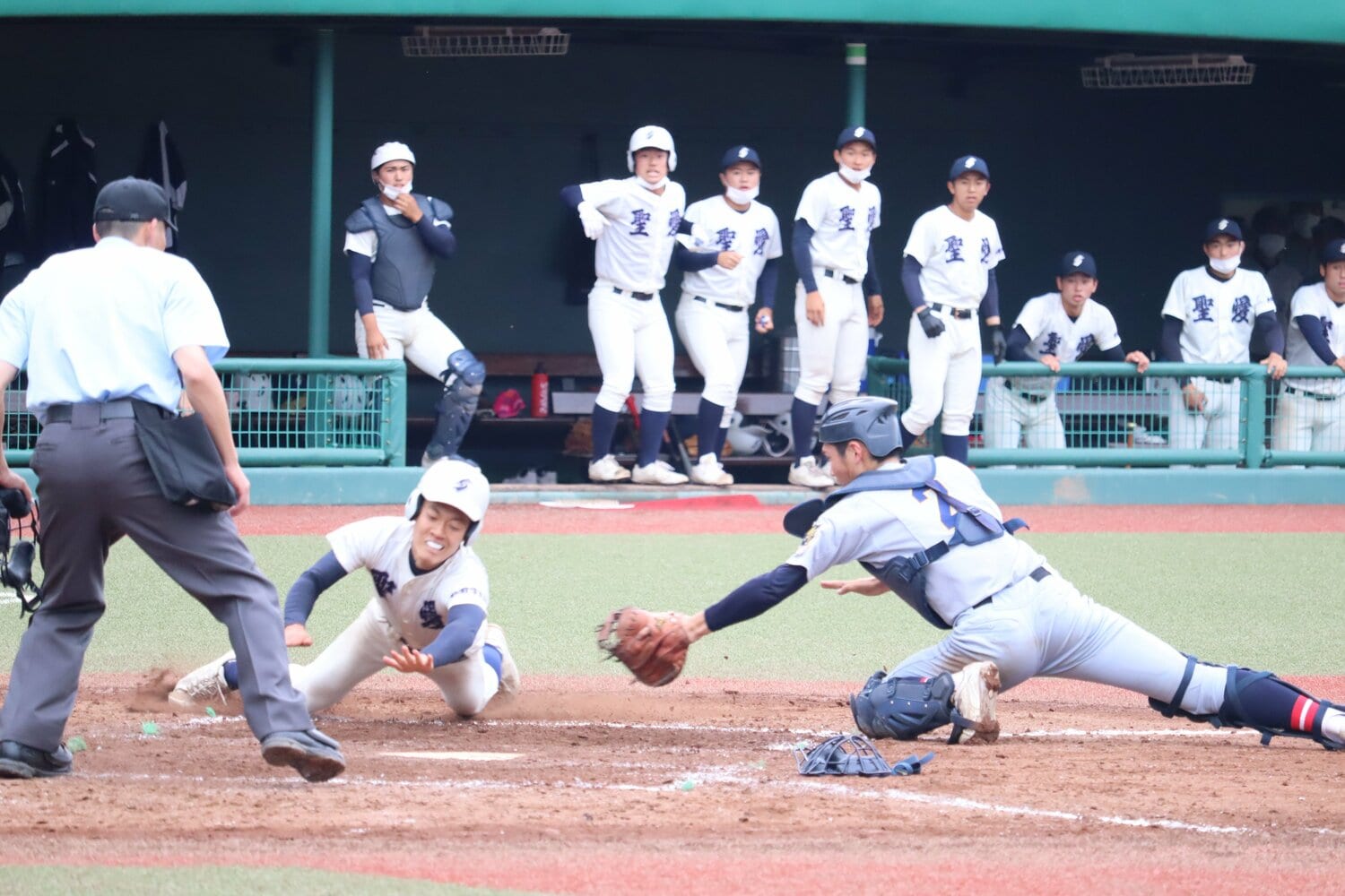 ベースを踏み忘れるも生還した工藤 ©Genki Taguchi