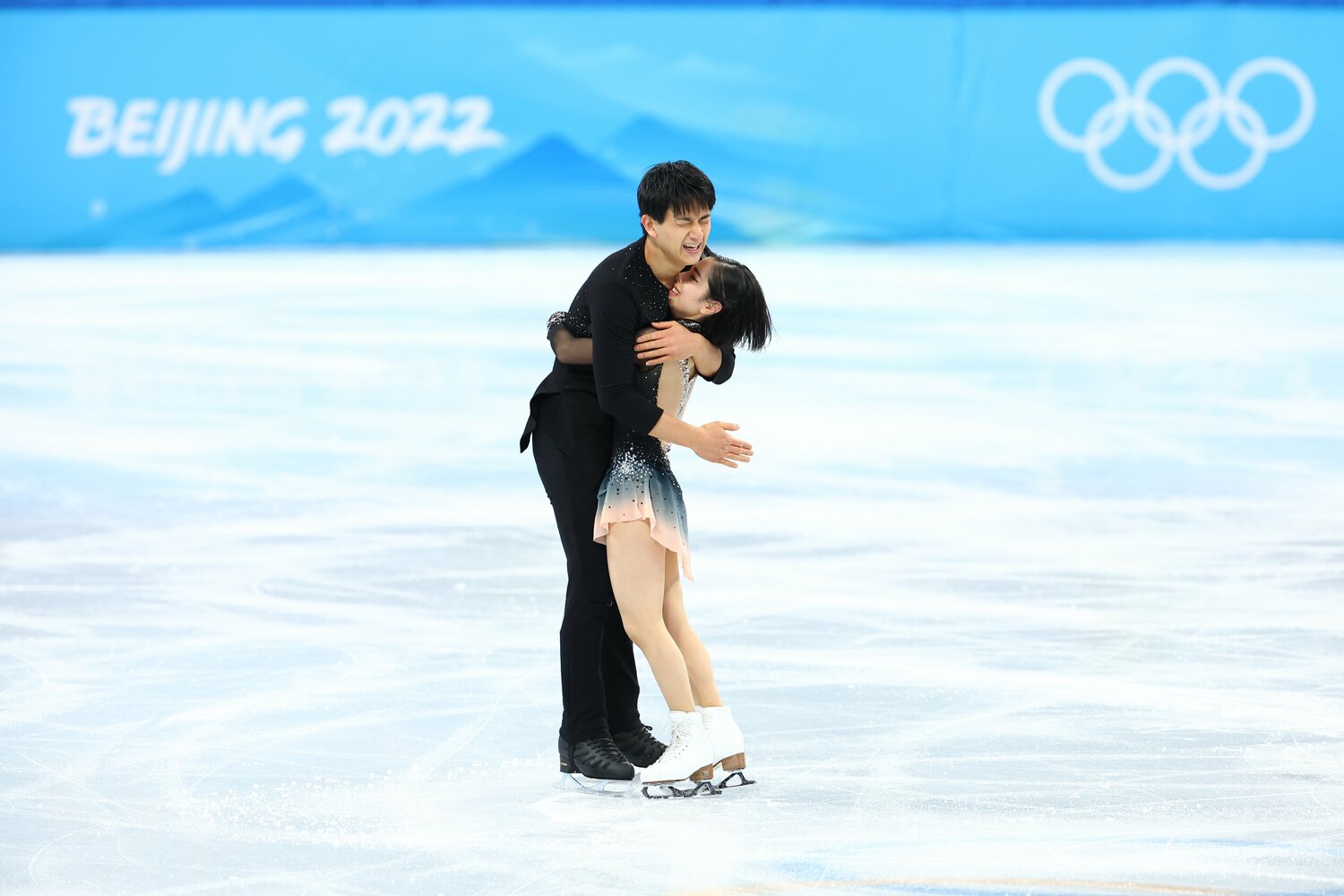 フリーの演技直後、抱き合った二人　©JMPA