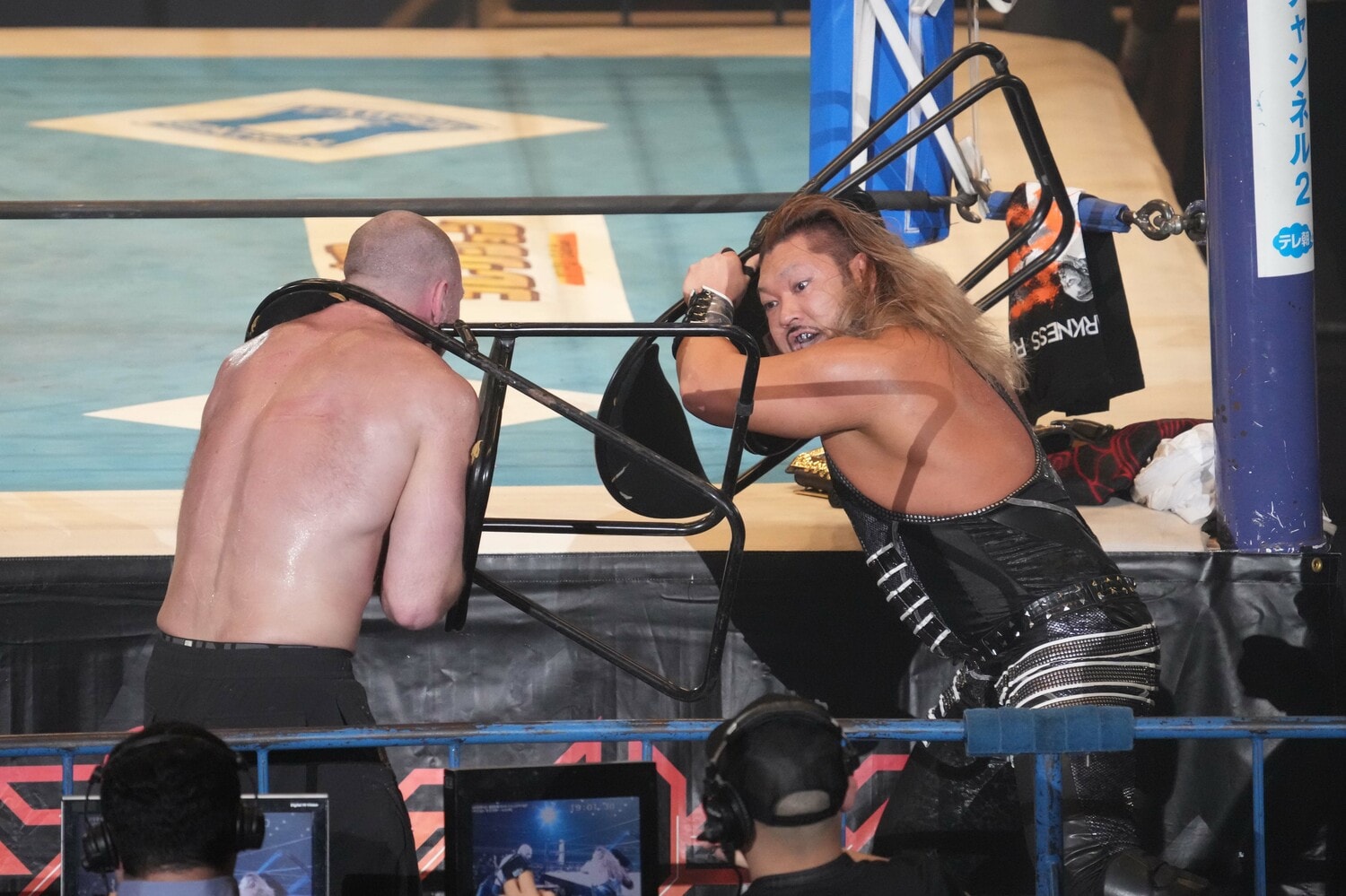 パイプ椅子でジョン・モクスリーを攻撃するEVIL　©Essei Hara