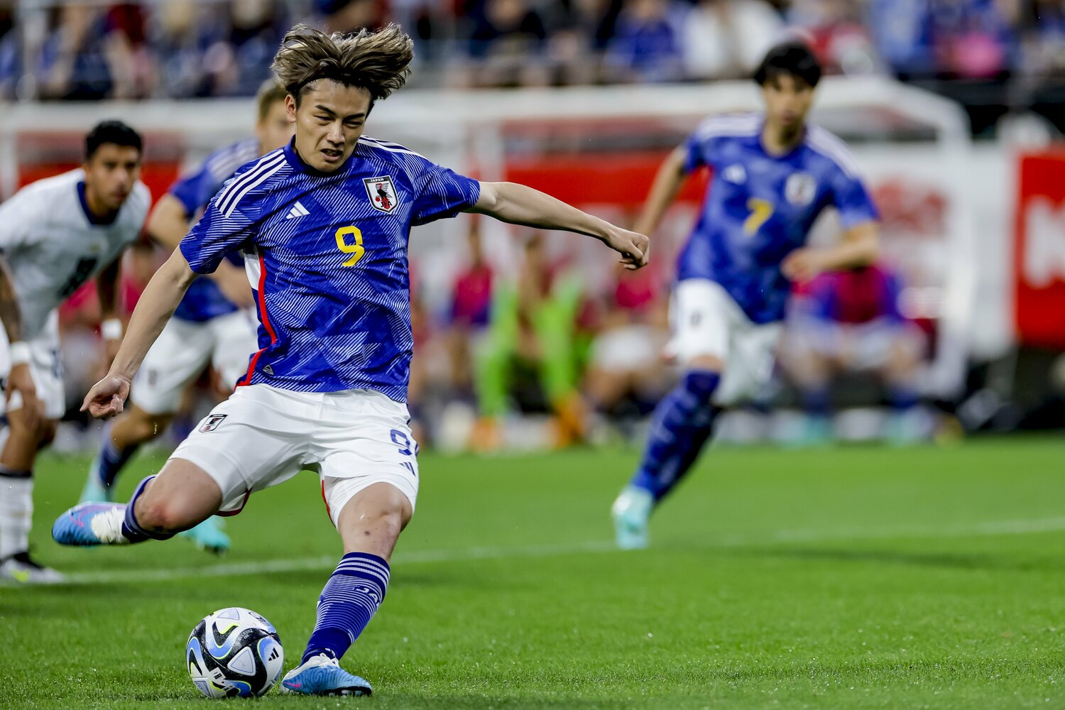 自ら獲得したPKで念願の代表初ゴールを決めた上田綺世 ©Kiichi Matsumoto