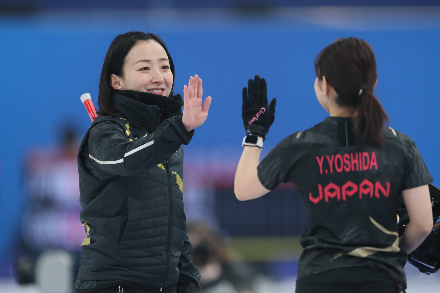 吉田夕梨花とハイタッチする藤澤五月　©️Kaoru Watanabe/JMPA