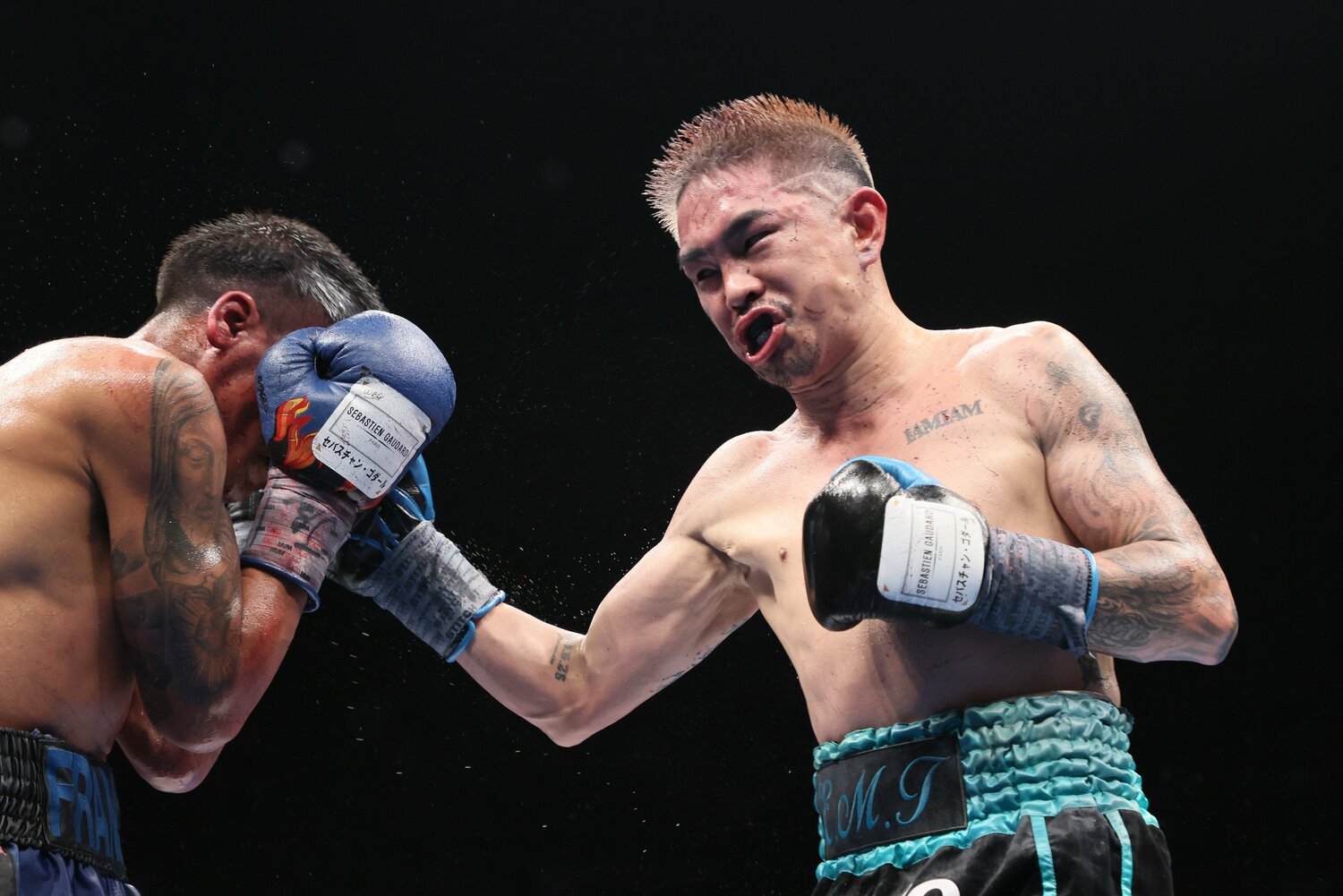 WBAスーパーフライ級タイトルマッチで、ジョシュア・フランコ(左)を攻める井岡一翔 ©︎JIJI PRESS