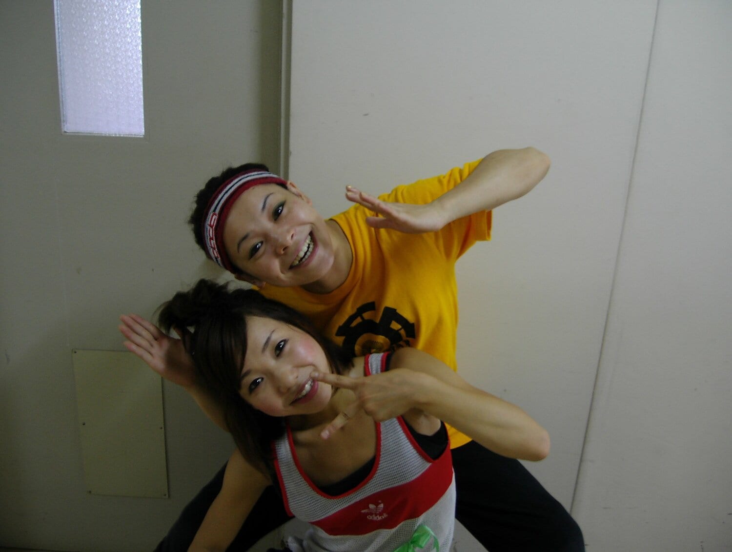 姉の梨絵さん(上)もダンサー・NARUMIとして今も活躍を続けている 写真は本人提供