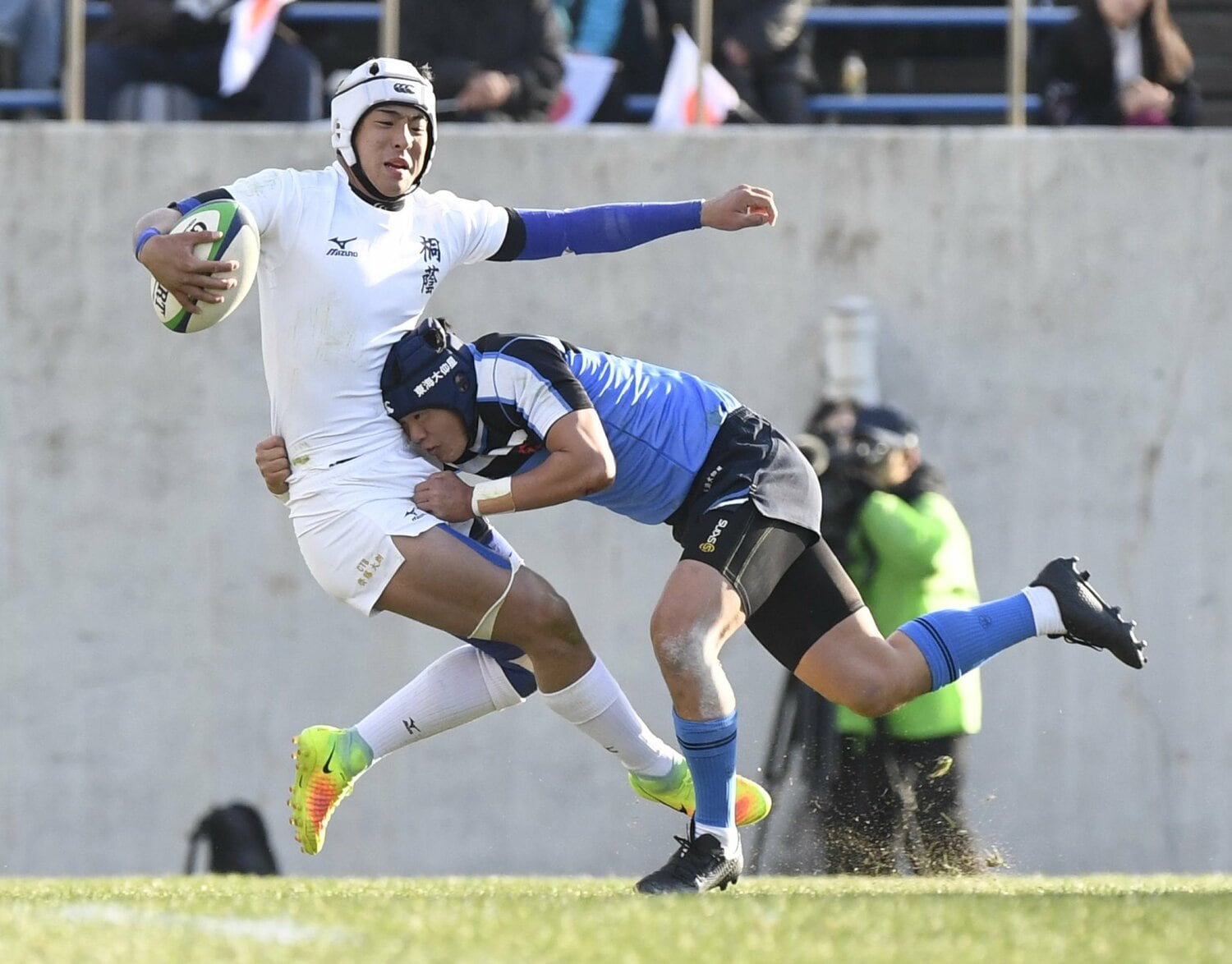 2017年1月、高校ラグビー選手権準決勝で強烈なタックルを決める東海大仰星高時代の根塚（vs桐蔭学園）©︎Sankei Shimbun
