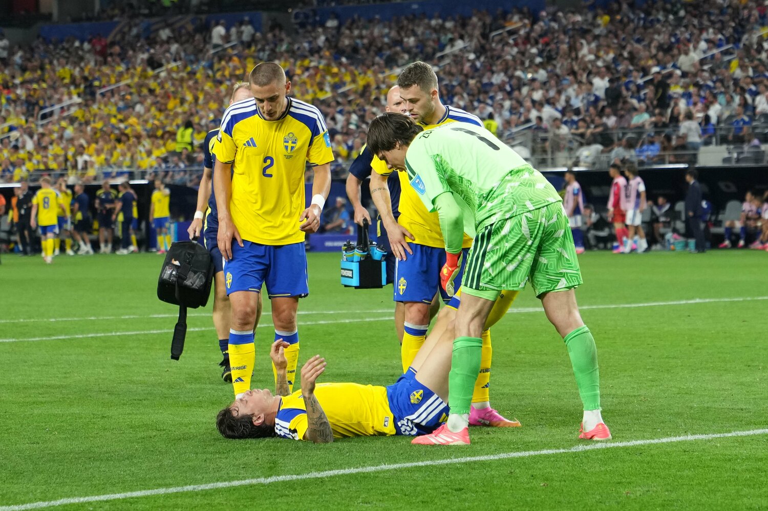 試合終盤、足を攣ったスウェーデンの主将リンデロフ　©Masashi Hara