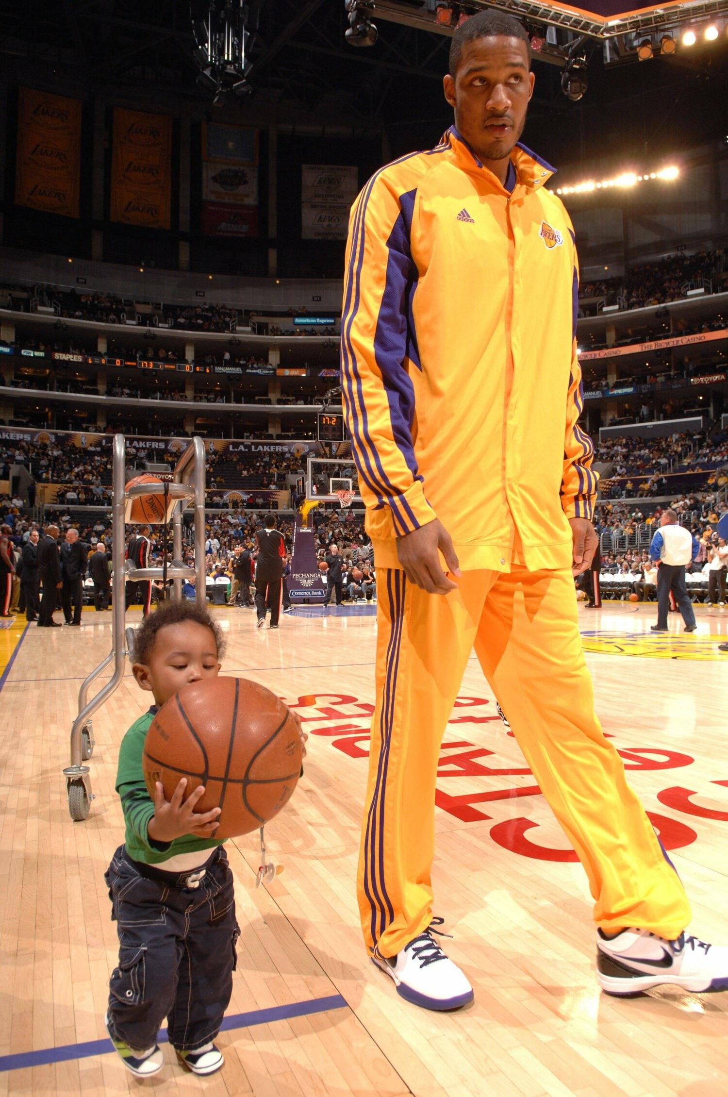 父はロサンゼルス・レイカーズなどで活躍したトレバー・アリーザ(2009年3月)©︎Evan Gole/NBAE via Getty Images