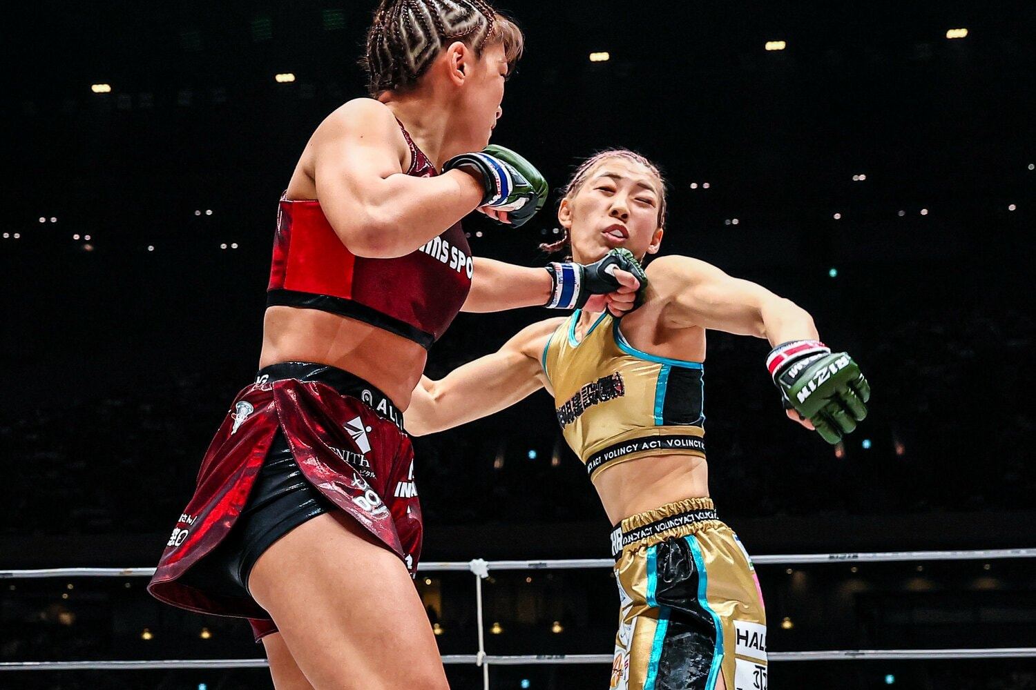 RENAの左フックが伊澤星花の顔面を捉えた瞬間（2枚目）©RIZIN FF Susumu Nagao