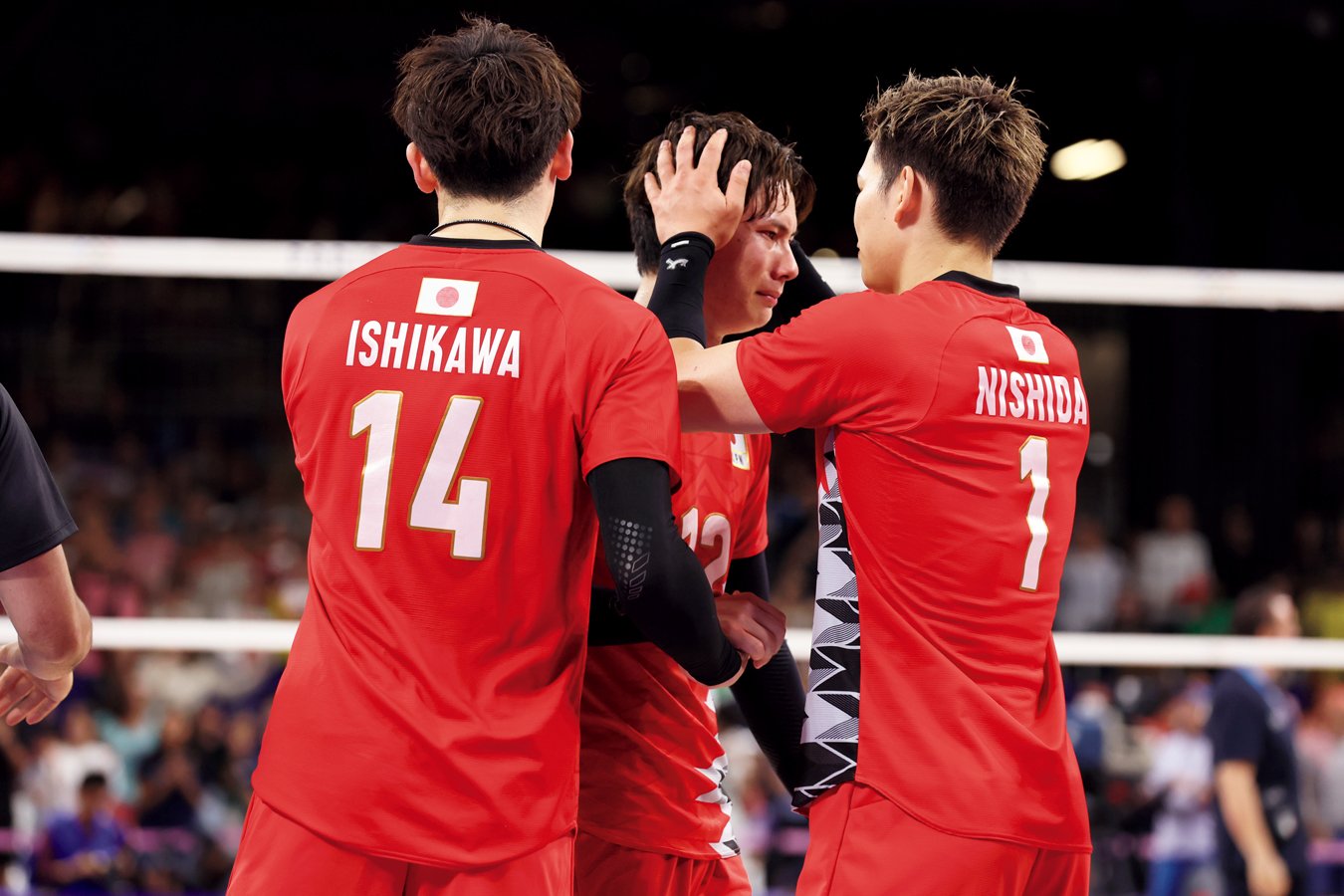 イタリア戦後に涙を浮かべ、石川と西田に労われる高橋。要所での1点が獲り切れなかった　©︎Kaoru Watanabe/JMPA