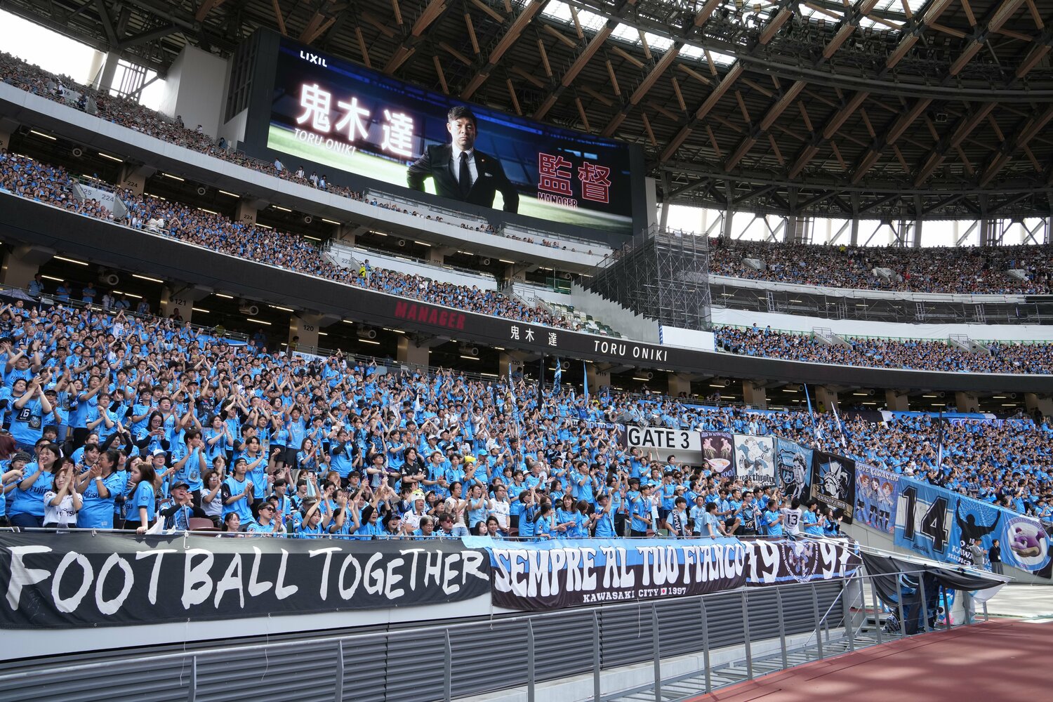 敵将となった鬼木達監督に拍手を送る川崎サポーター　©Masashi Hara