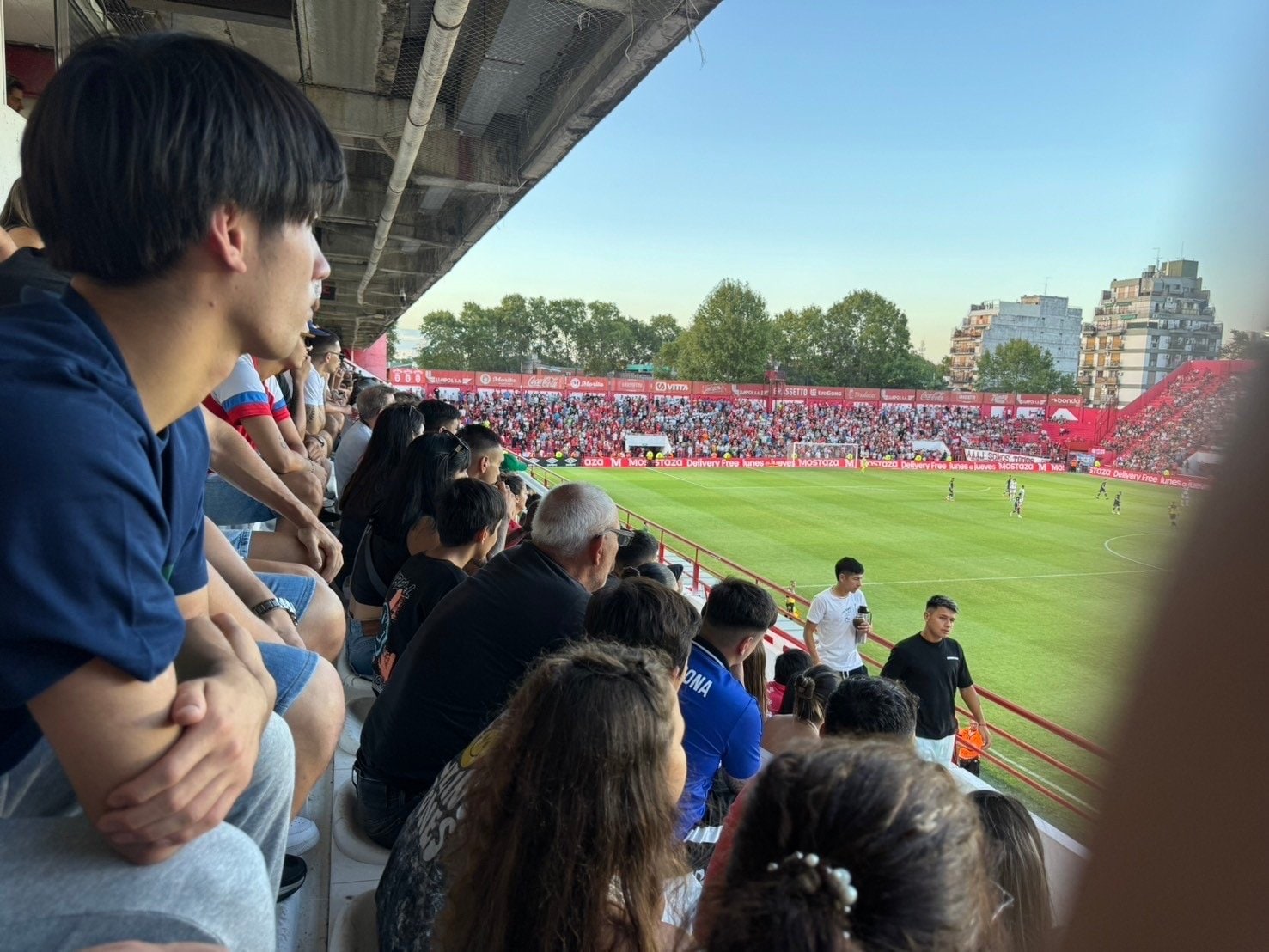 現地スタジアムで試合を観戦する貴田（写真／Simpre提供）