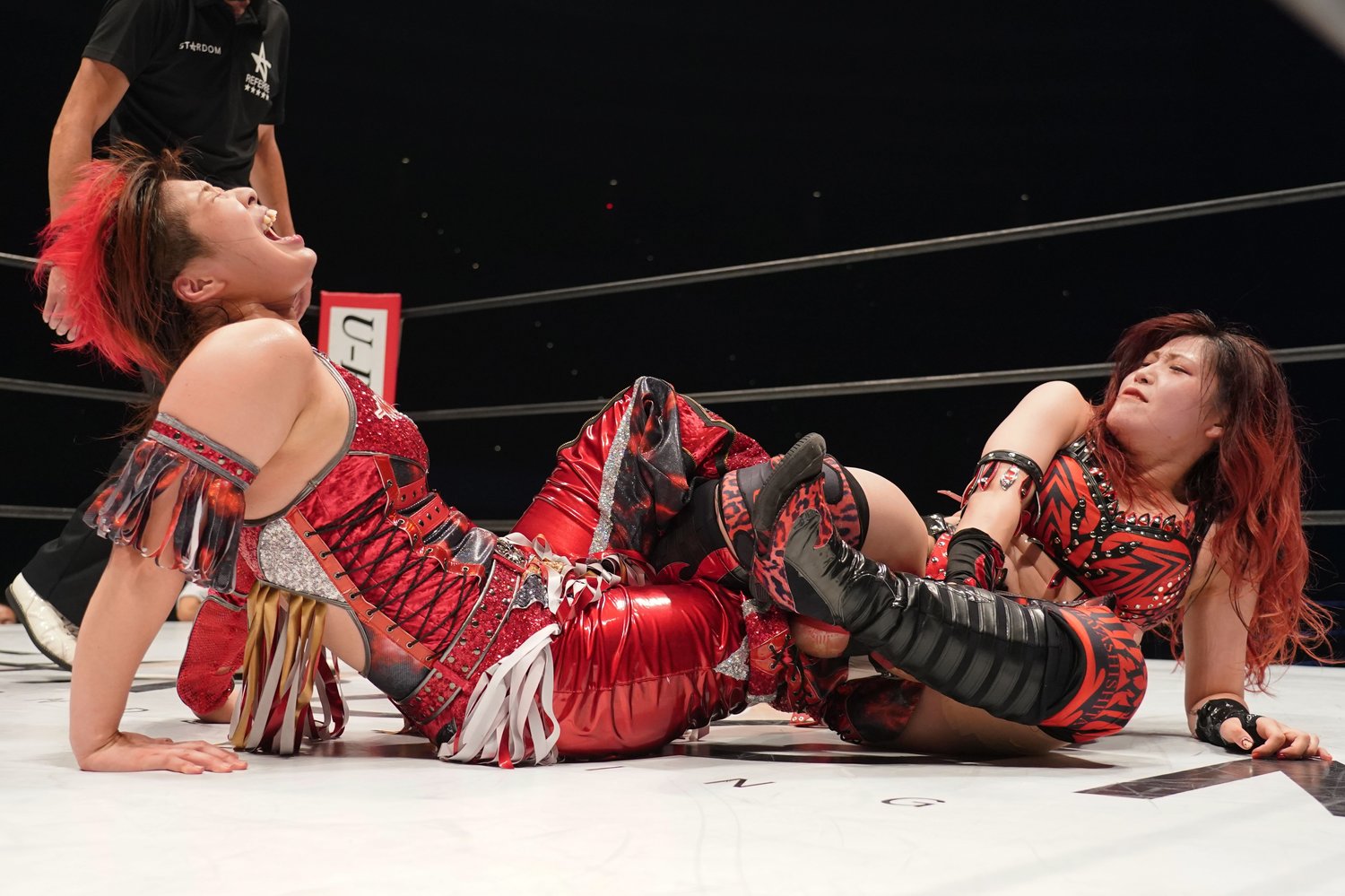 林下も強烈な足4の字固めで彩羽を悶絶させた