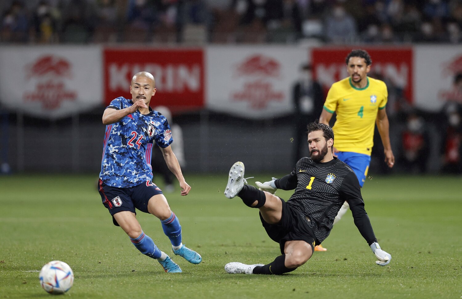 6月のブラジル戦、前田大然は持ち味のプレスでGKアリソンを慌てさせた　©AFLO