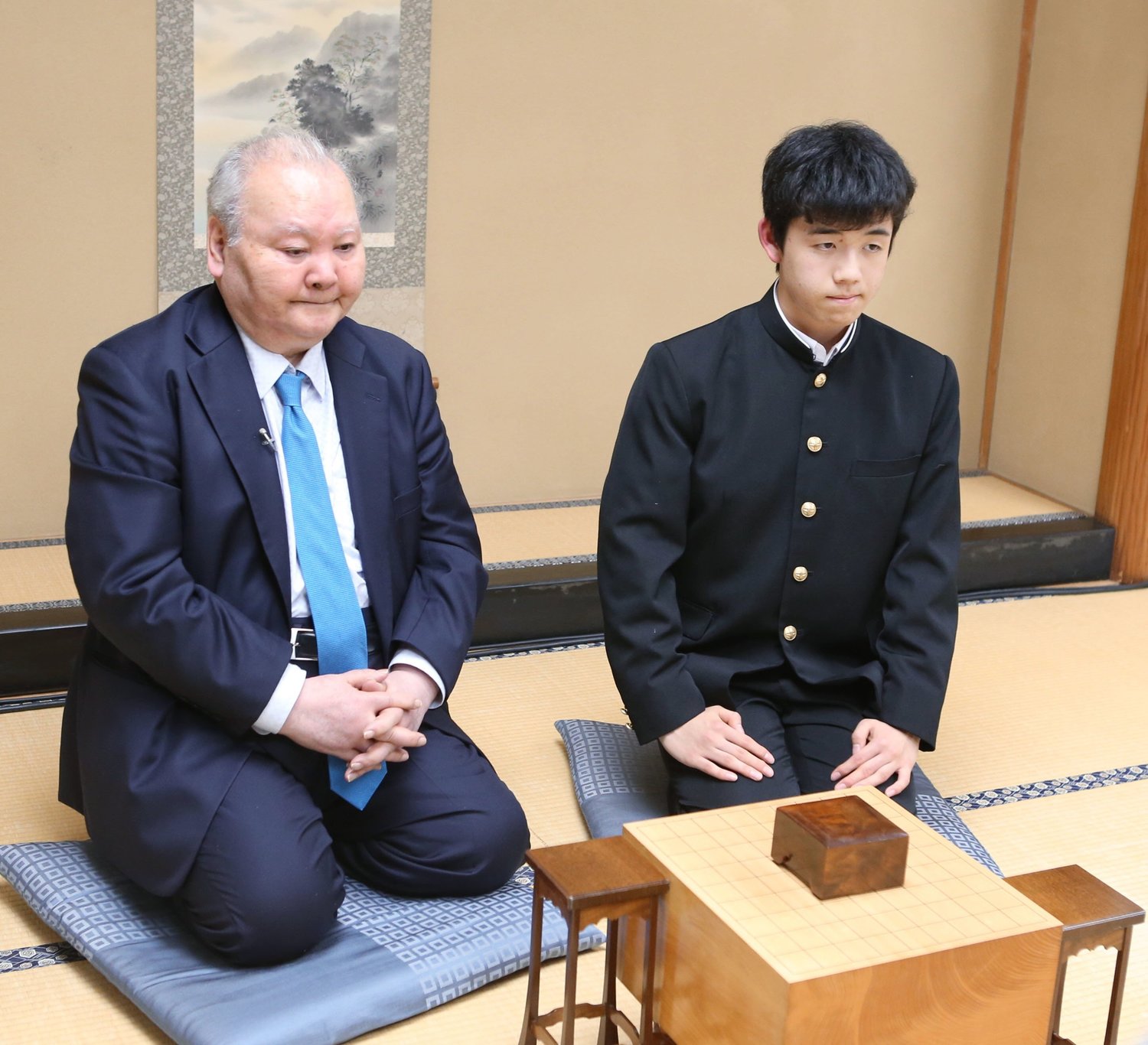 2016年12月24日のプロ初対局、加藤一二三九段戦。中学2年、14歳だった藤井四段（当時）は中学校の制服だった　©KYODO