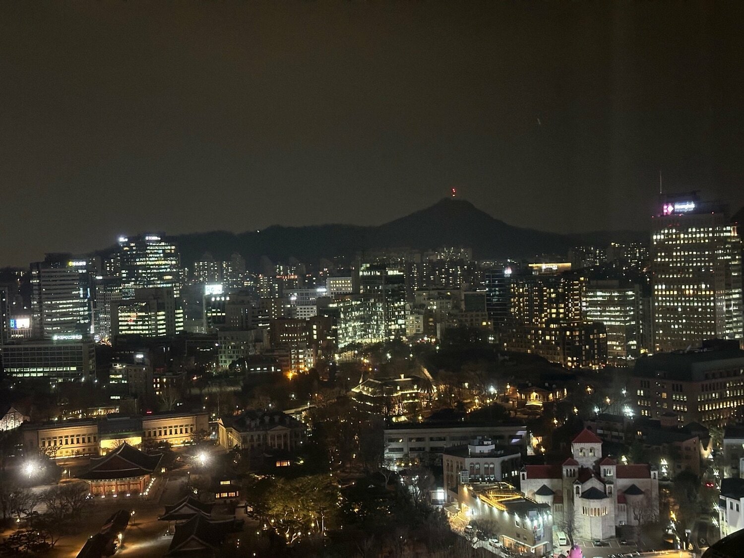 ホテルからの眺め。ソウルは山や丘が多い地形が特徴