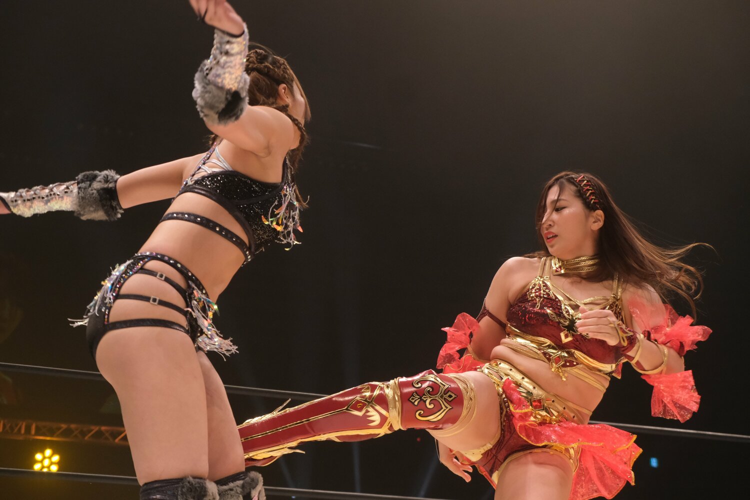 桜井麻衣戦でパワフルな蹴りを放つ青野