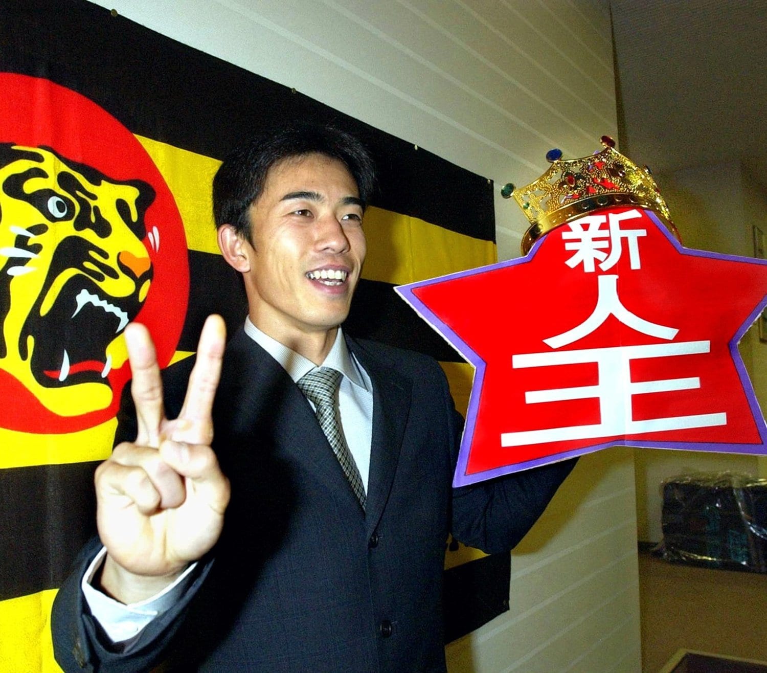 セ・リーグ新人王に選ばれてニッコリのF1セブン「1号車」赤星憲広。2001年、ルーキーだった赤星は39盗塁で盗塁王も獲得　©Sankei Shimbun