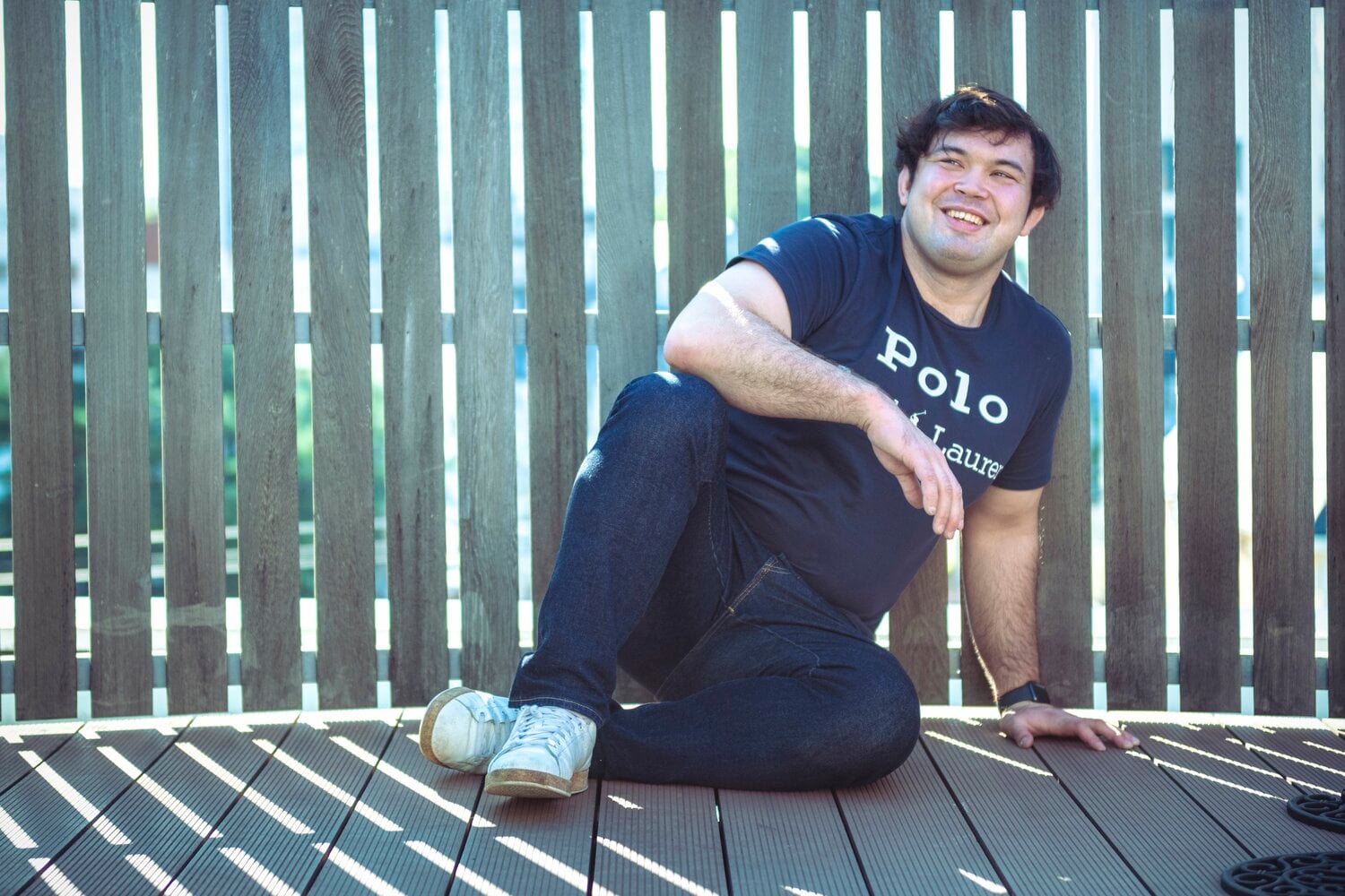 インタビュー撮影時にリラックスした表情を見せるウルフアロン　©︎Takuya Sugiyama 