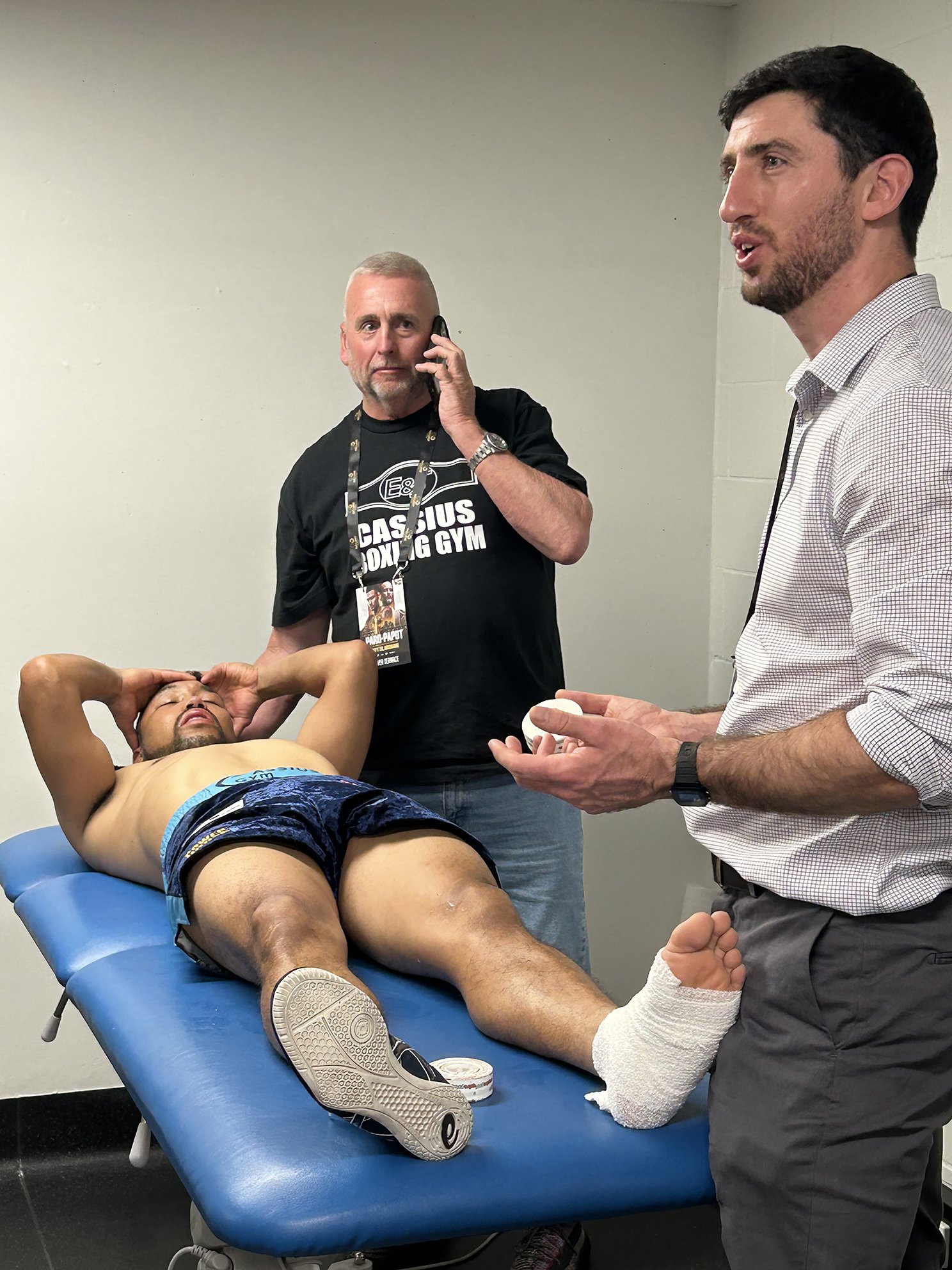 試合後の控室でドクターの説明を受けた内藤律樹　©Kokou Sekine