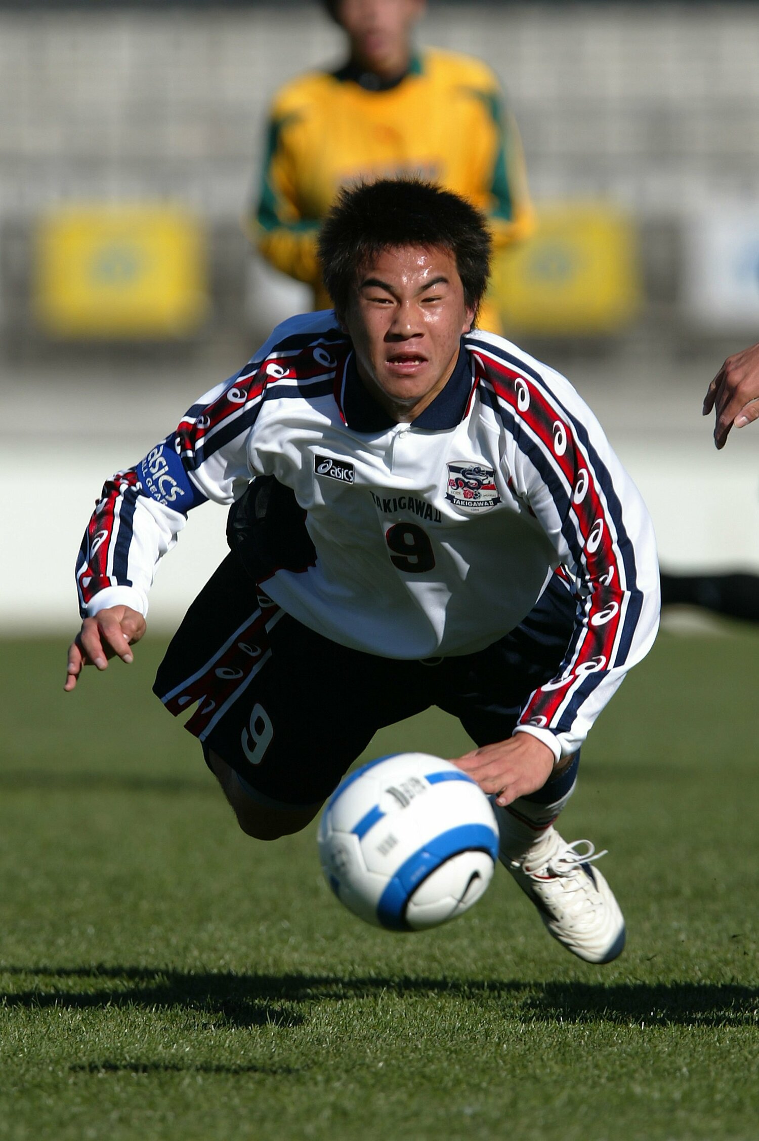 3年時の高校選手権ではキャプテンマークを巻いてプレー（2005年）©YUTAKA/AFLO SPORT