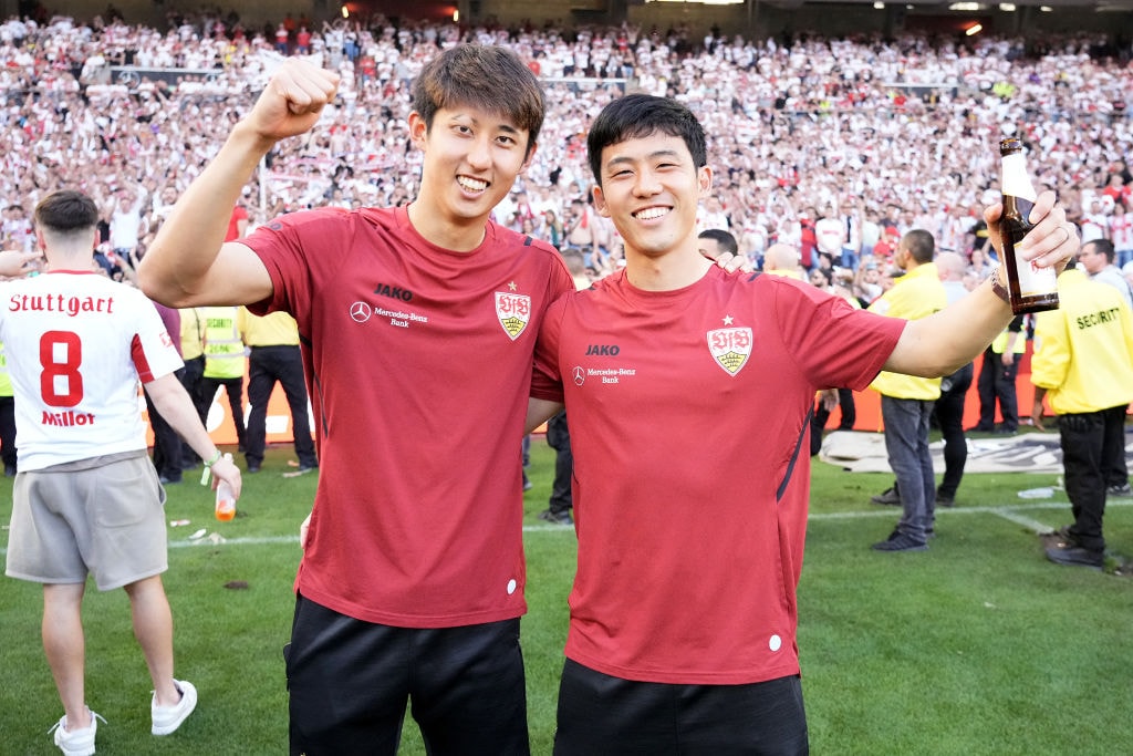 最終節後の伊藤と遠藤 ©Getty Images