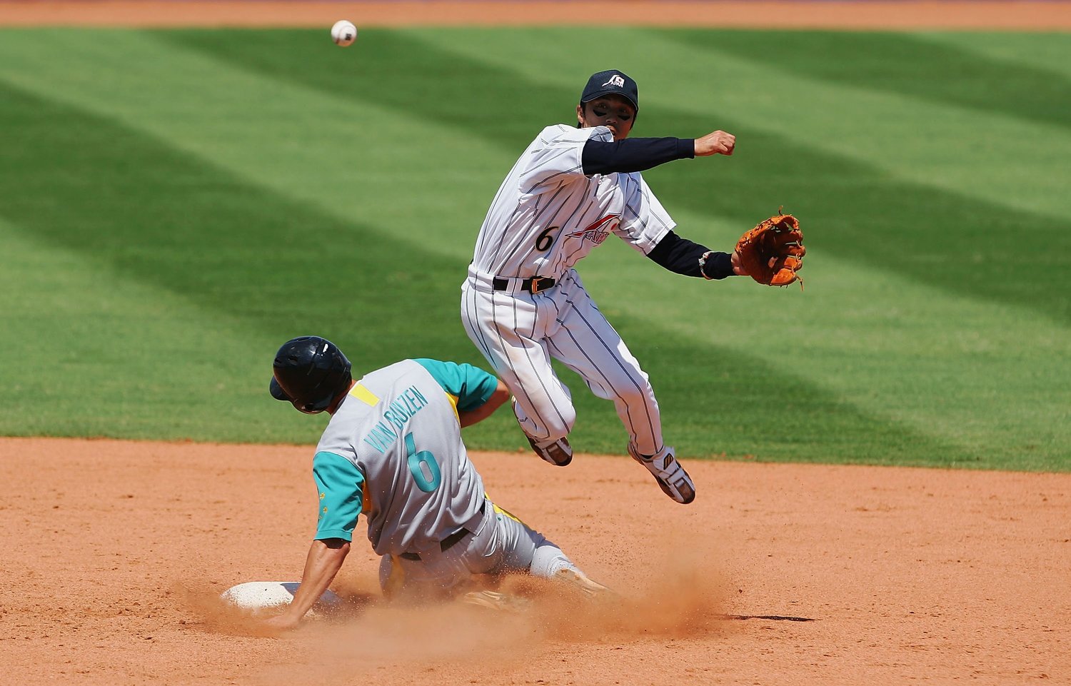 アテネ五輪で華麗な守備を見せる宮本慎也　©Getty Images