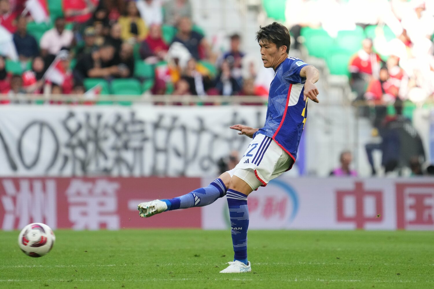 冨安健洋は守備だけでなく攻撃面でも好プレーを見せた　©Getty Images