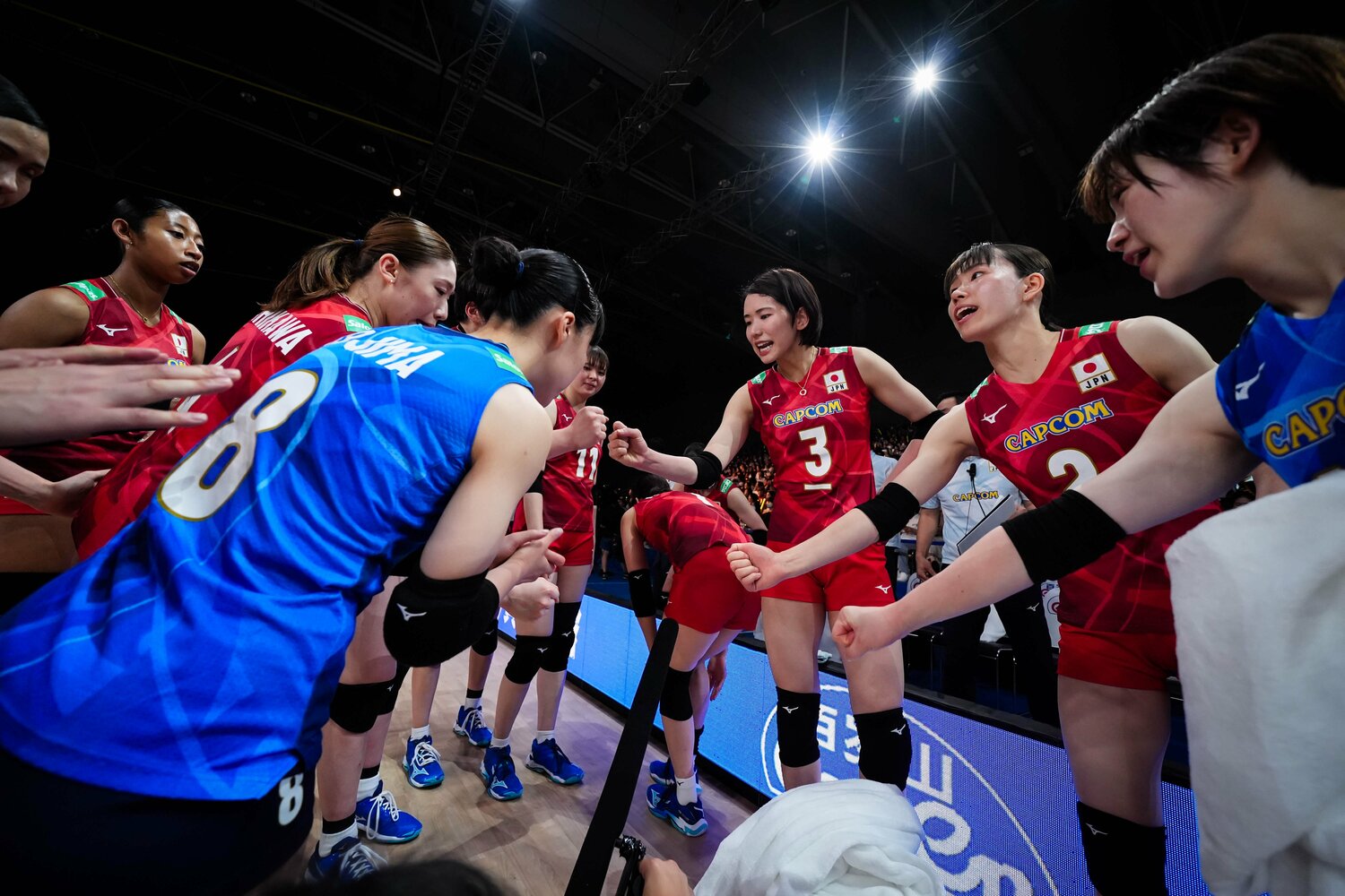 ベンチで声をかけるキャプテン古賀紗理那　©︎Volleyball World