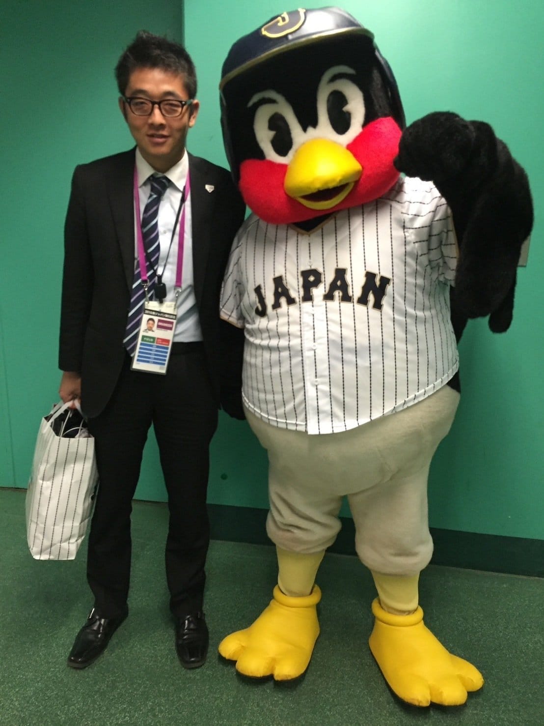 侍ジャパンに出向した加藤さんとの思い出のツーショット　©Kenjiro Kato