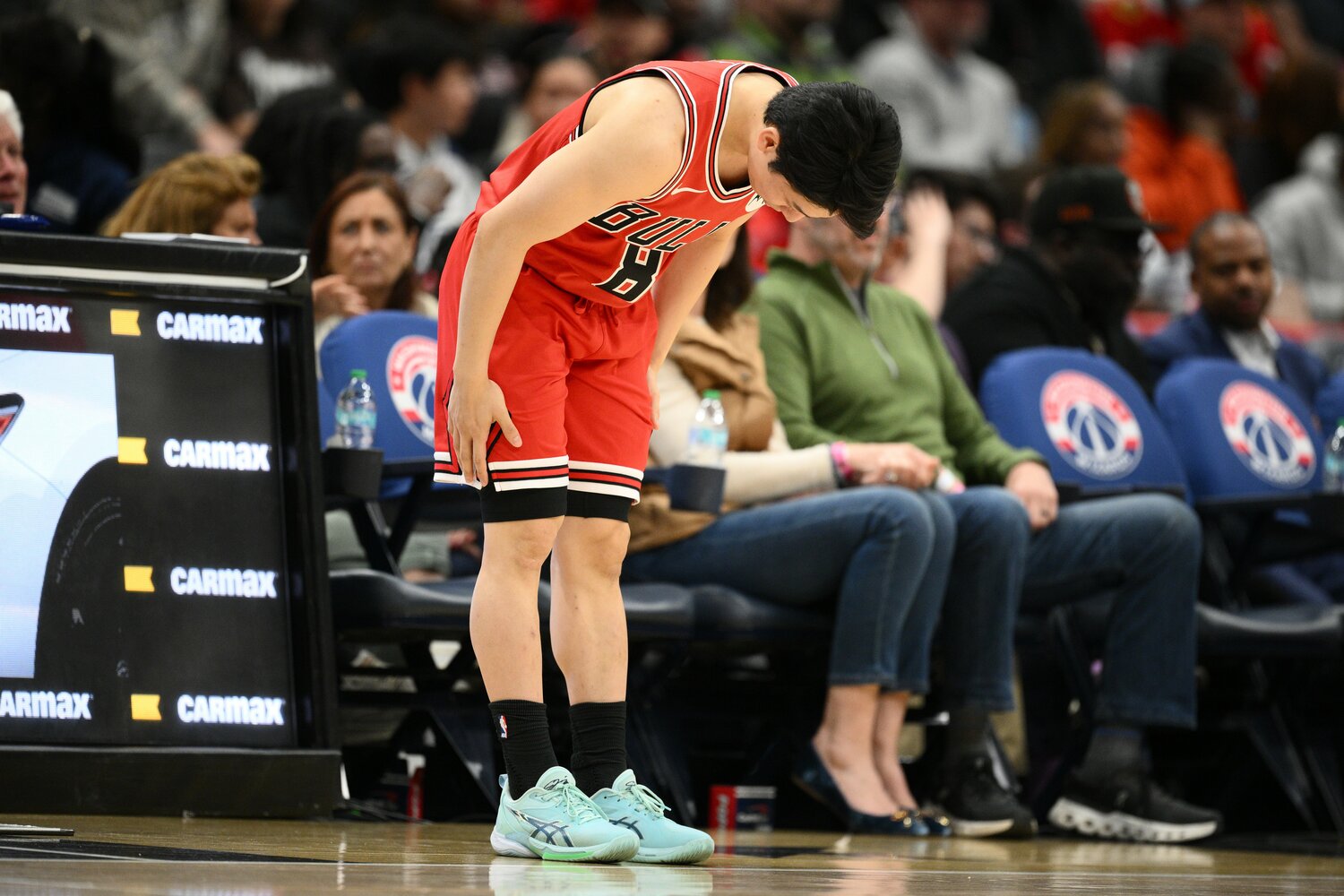 一礼してからコートに入る河村勇輝　©︎AP/AFLO