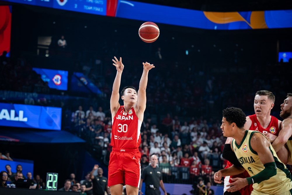 格上のオーストラリア相手でも試合を通して3Pシュートを放ち続けた富永　©FIBA