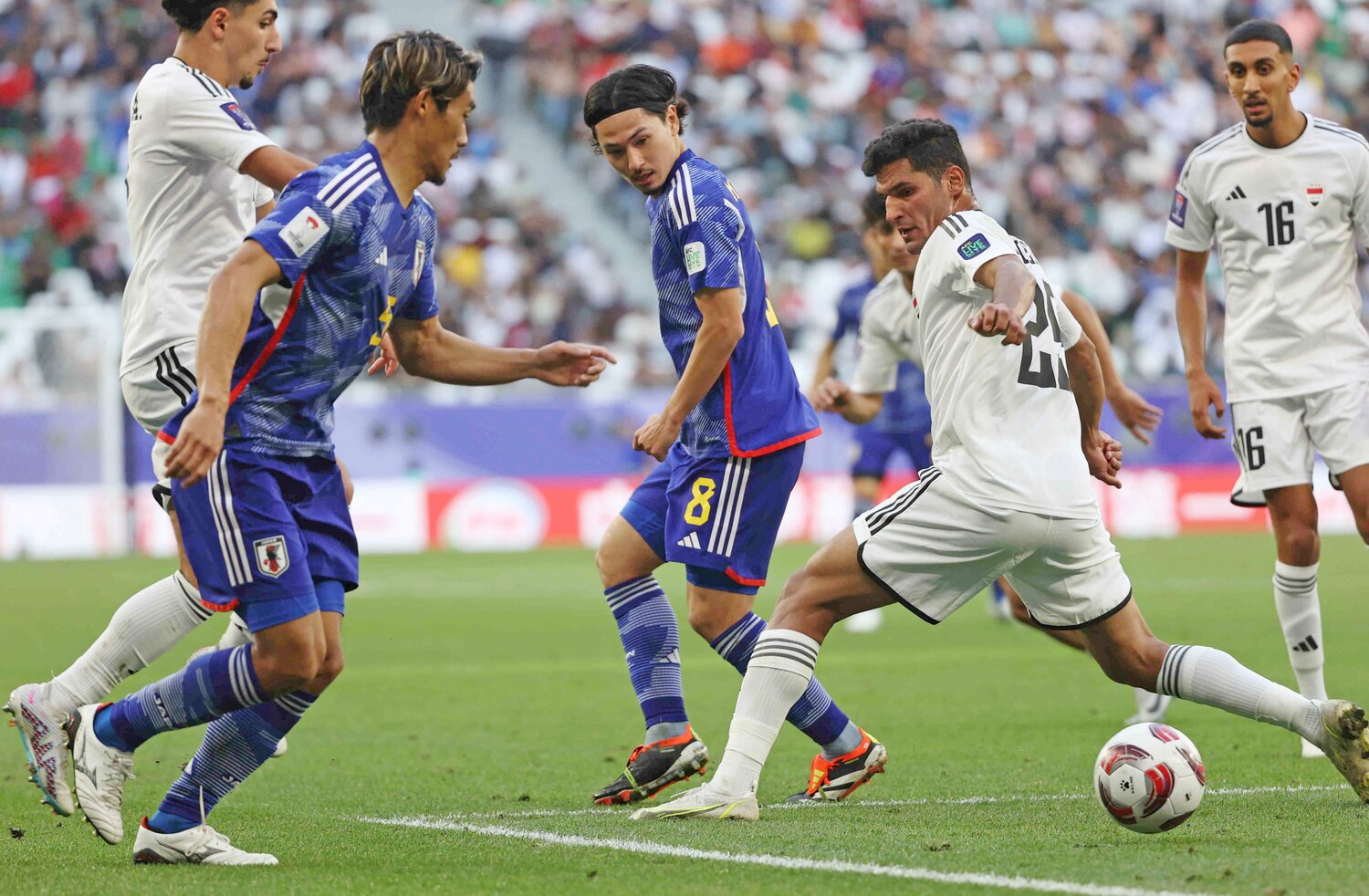 南野のヒールパスからのチャンスメイク　©JIJI PRESS