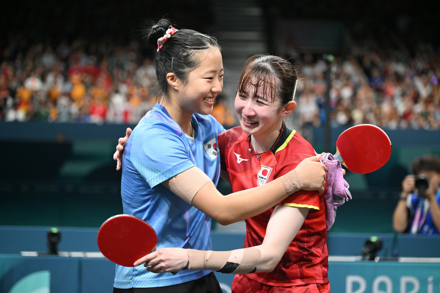 女子シングルス3位決定戦で、銅メダルを獲得した早田ひな（右）を讃えるシン・ユビン　©︎Naoya Sanuki/JMPA