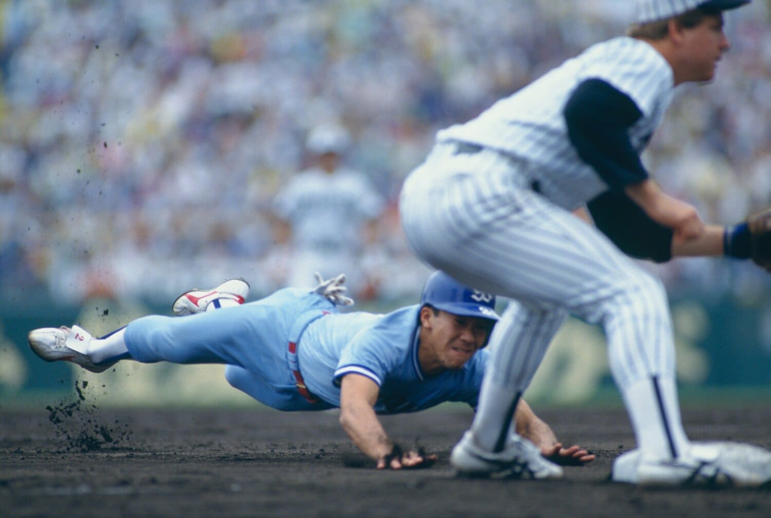 飯田のプレーの特徴でもあったヘッドスライディング　©Kazuaki Nishiyama