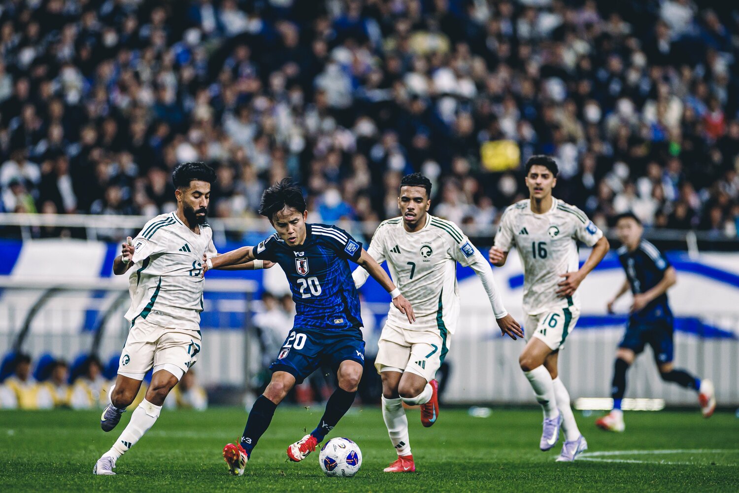 守備でも大奮闘し、サウジ戦でMOMに選ばれた久保建英　©Kiichi Matsumoto