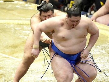 相撲は低く当たった方が本当に有利？逸ノ城で考えた“欠点”と伸びしろ。＜Number Web＞ photograph by Kyodo News