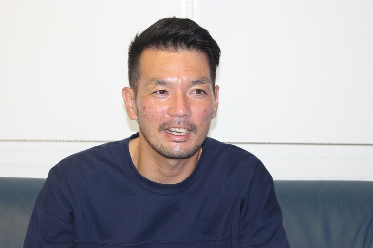 甲府のクラブ事務所でインタビューに応じる山本英臣　©Number Web