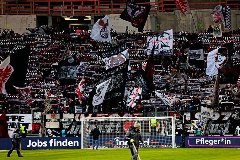 「1年前はJ2→ドイツ5部」上月壮一郎22歳の堂々1部デビュー…長谷部誠と握手、鎌田大地vs吉田麻也のW杯組対決も〈現地撮影〉(10)