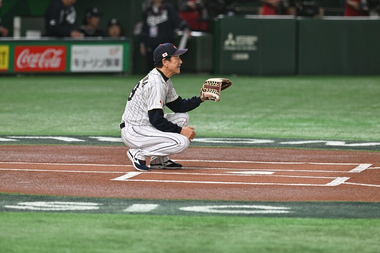 捕手は栗山英樹監督。「総理のボールだから落としちゃいけない」とプレッシャーがすごかったという　©Naoya Sanuki