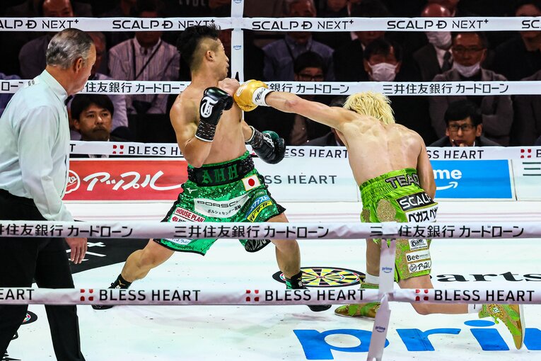 初回、那須川天心の左オーバーハンドがヒットした瞬間（2枚目／全3枚） ©Susumu Nagao