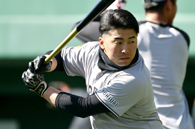 春季キャンプでは精力的にバットを振り込んだ浅野 ／ photograph by Hideki Sugiyama