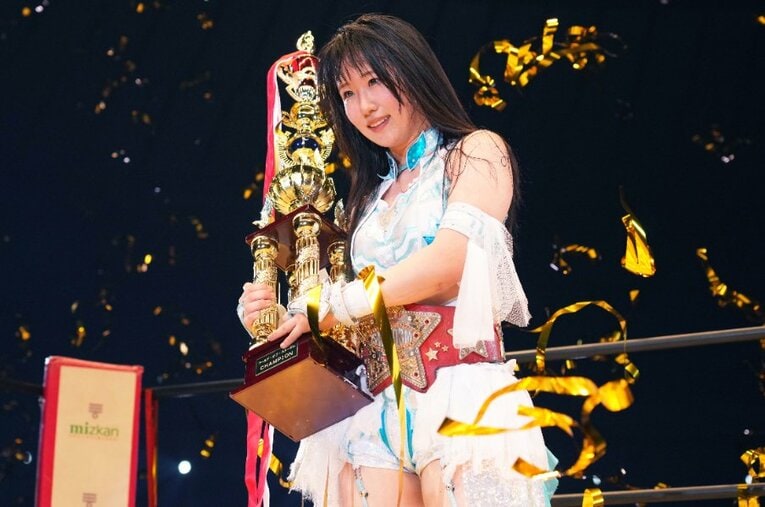 上谷沙弥を倒し、赤いベルトを巻いてスターダムの頂点に立った玖麗さやか。4月26日、横浜アリーナ ／ photograph by Essei Hara