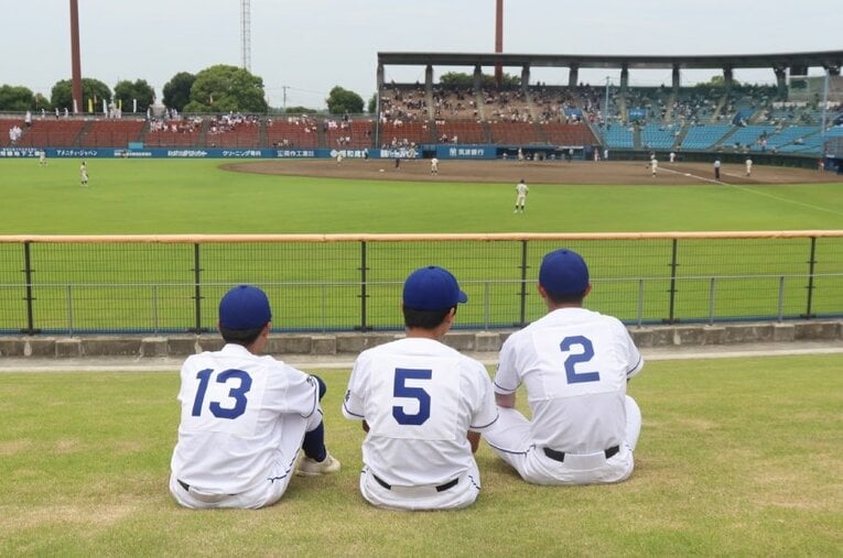他校の試合をのんびり観戦する水戸三野球部の選手たち　©Yuki Kashimoto